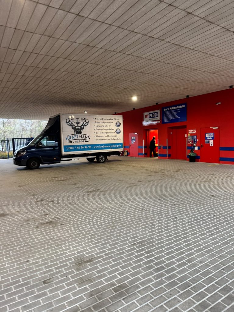 Kraftmann-Fahrzeug in einer Ladezone beim Büroumzug in Berlin – Kraftmann Umzüge