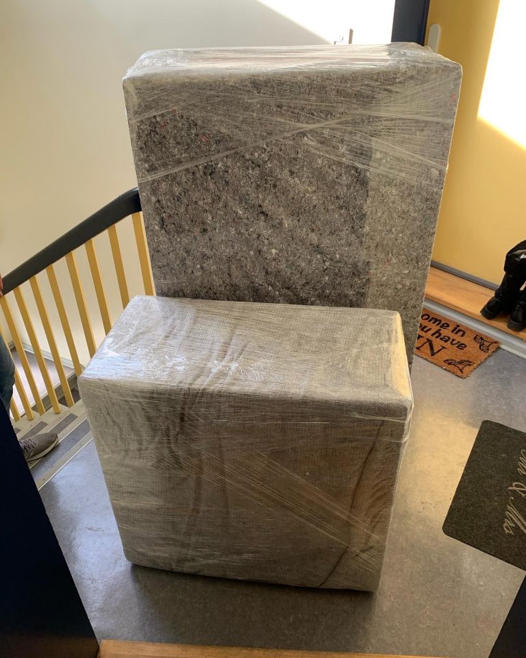 Sorgfältig verpackter Sessel beim Einpackservice in Berlin – Kraftmann Umzüge