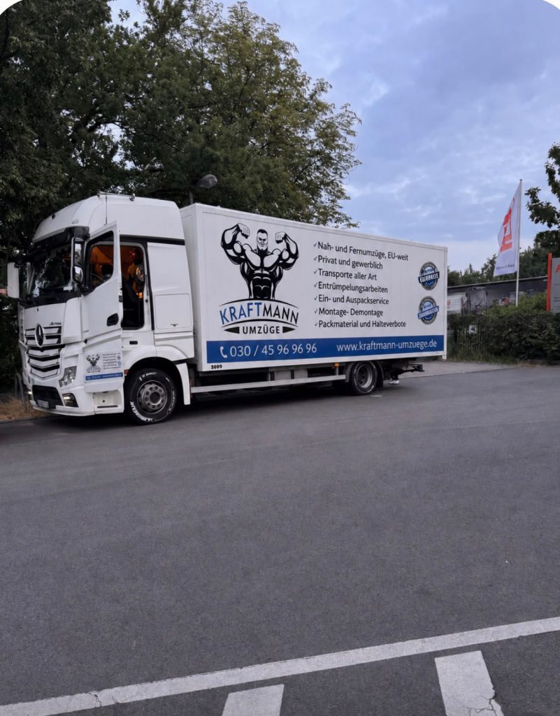Einsatzbereiter Kraftmann-Möbelwagen für einen Express-Umzug in Berlin