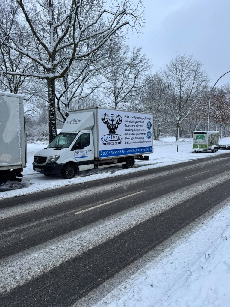 Kraftmann-Umzugsfahrzeug bei einem Fernumzug im Winter – Kraftmann Umzüge