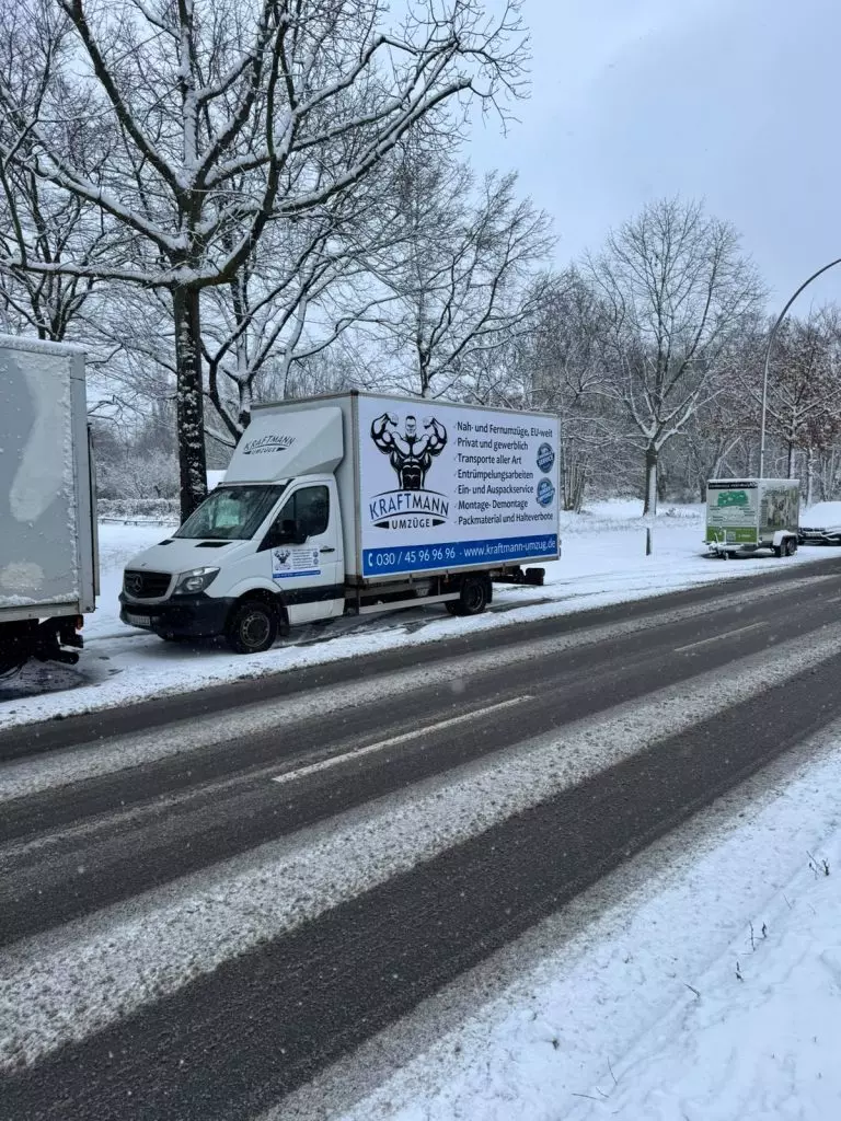 Kraftmann-Umzugsfahrzeug bei einem Fernumzug im Winter – Kraftmann Umzüge