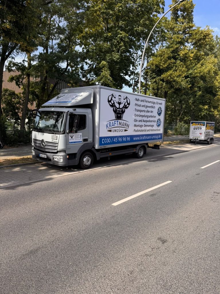 Kraftmann-Möbelwagen beim Kleintransport in Berlin – Kraftmann Umzüge