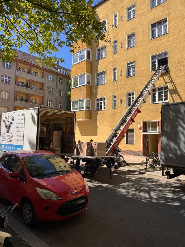 Möbellift beim Studentenumzug in Berlin – Kraftmann Umzüge