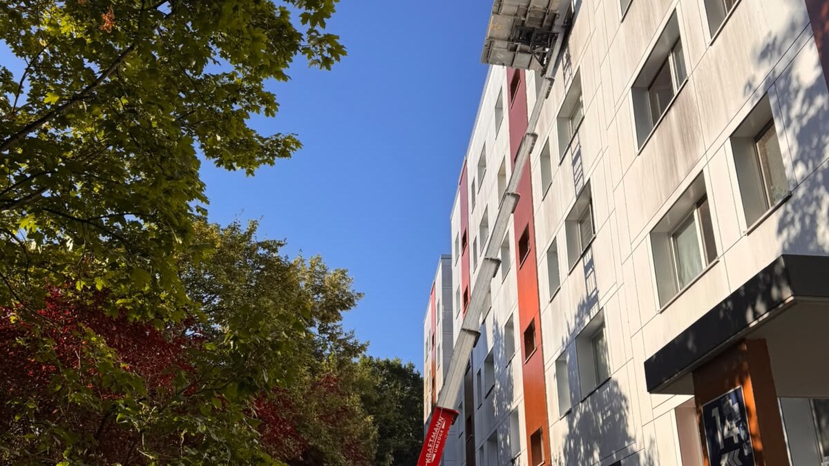 Möbellift am Fenster eines Wohnhauses bei einem Umzug in Berlin Möbellift am Fenster eines Wohnhauses bei einem Umzug in Berlin