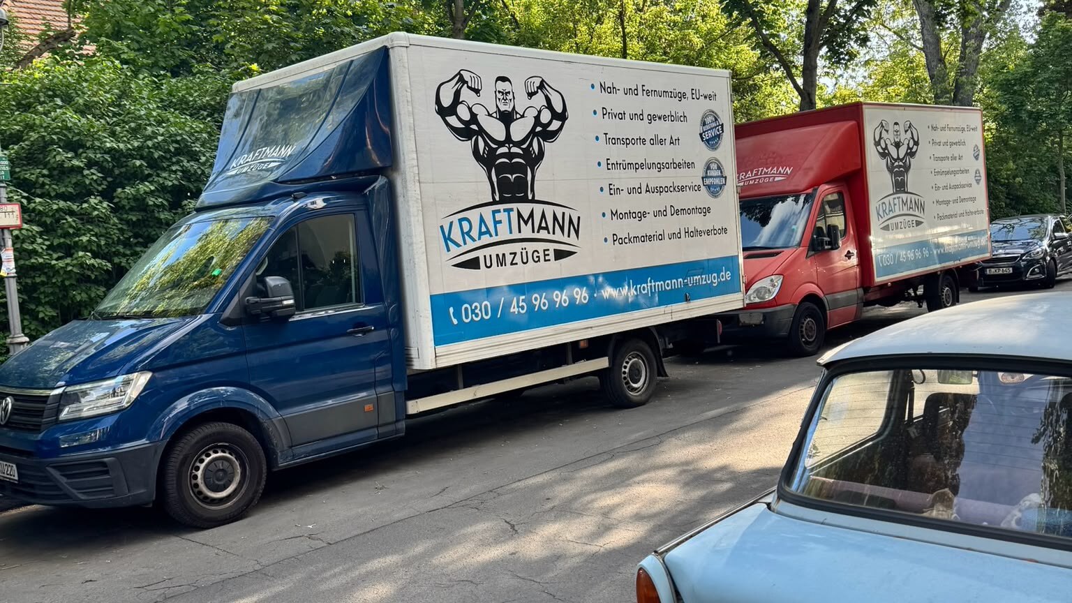 Umzugswagen von Kraftmann Umzüge im Einsatz bei einem Festpreis-Umzug in Berlin Umzugswagen von Kraftmann Umzüge im Einsatz bei einem Festpreis-Umzug in Berlin
