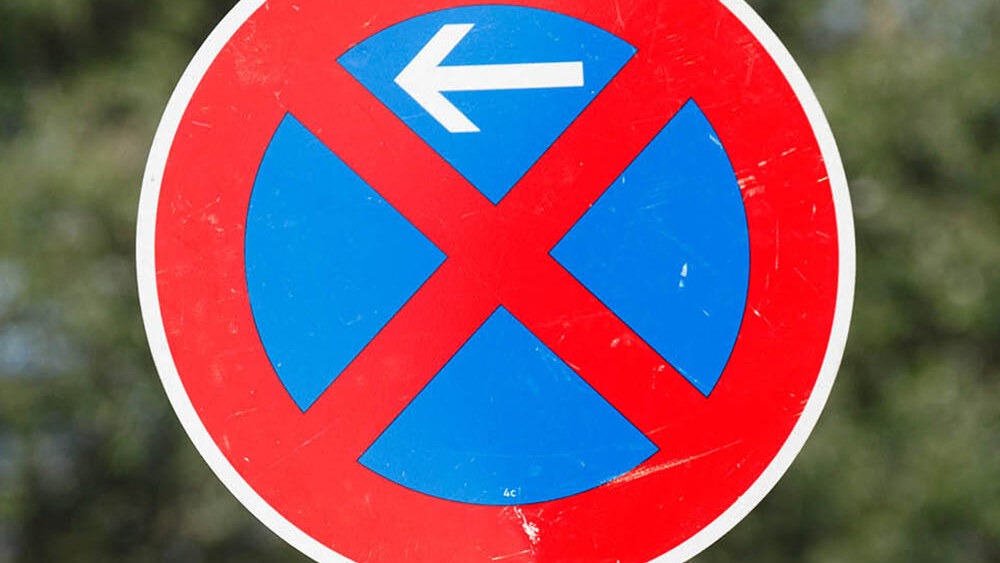 Halteverbotszone für einen Umzug in einem Berliner Altbauviertel Halteverbotszone für einen Umzug in einem Berliner Altbauviertel