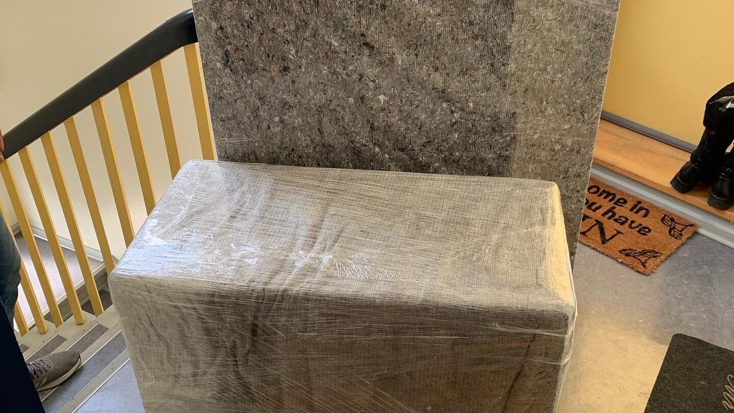 Sorgfältig in Schutzfolie verpackter Sessel beim Umzug in Berlin
