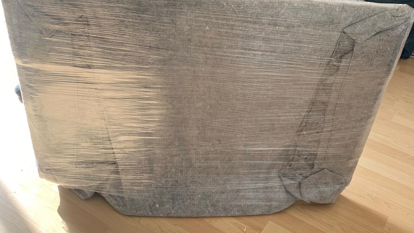Mit Decken und Folie geschützte Möbel beim Umzug in Berlin