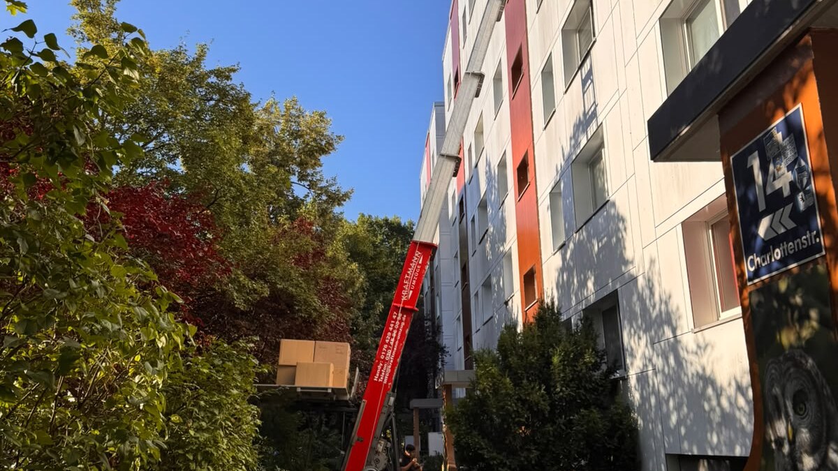 Möbellift beim Einzug in eine frisch renovierte Wohnung in Berlin Möbellift beim Einzug in eine frisch renovierte Wohnung in Berlin