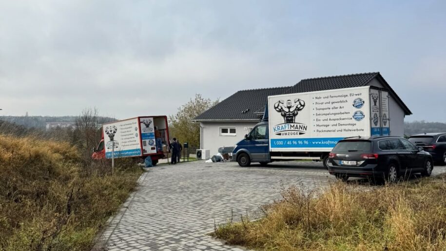 Umzug Berlin Umland – Umzugswagen vor einem Einfamilienhaus in Brandenburg