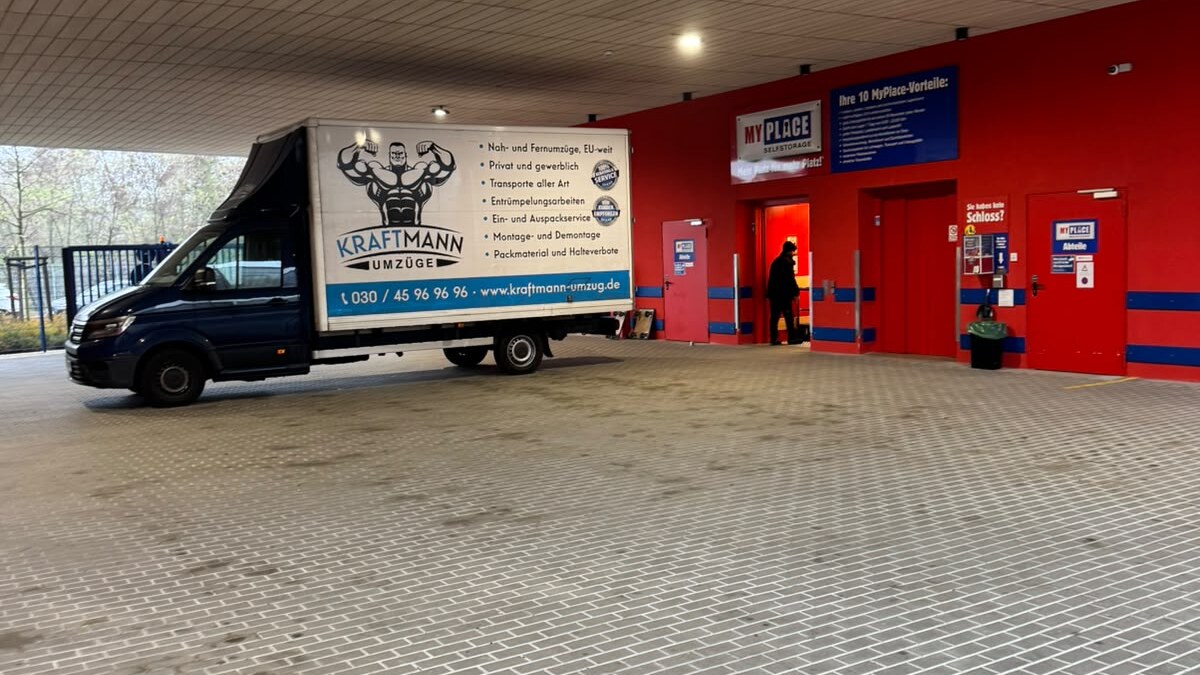 Umzugsfahrzeug von Kraftmann Umzüge in einer Ladezone in Berlin Umzugsfahrzeug von Kraftmann Umzüge in einer Ladezone in Berlin
