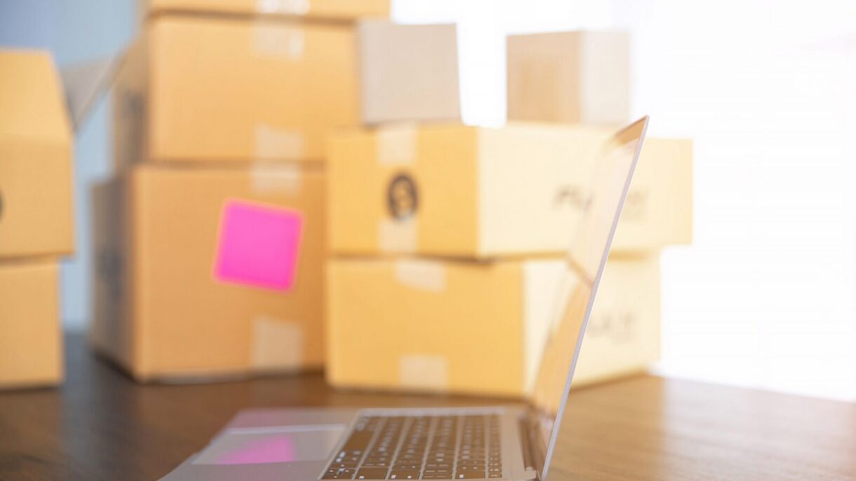 Laptop am Arbeitsplatz zum Vergleichen von Umzugsangeboten in Berlin