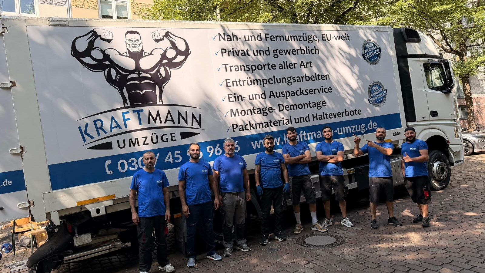 Das Umzugsteam von Kraftmann Umzüge vor einem Einsatz in Berlin Das Umzugsteam von Kraftmann Umzüge vor einem Einsatz in Berlin