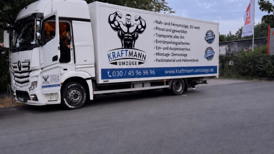 Umzugstransporter selbst fahren – Kraftmann-LKW auf der Straße