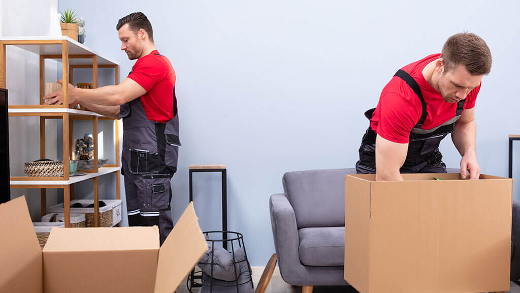 Möbelpacker Berlin tragen verpacktes Umzugsgut in die neue Wohnung