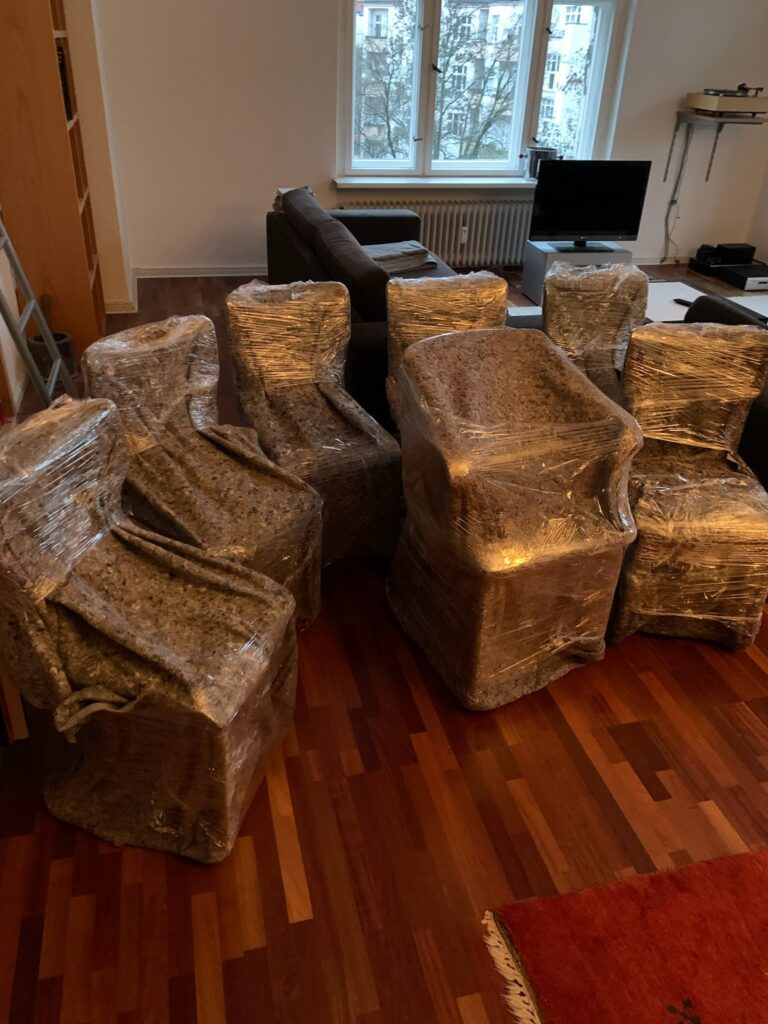 Umzugsspedition Berlin – verpackte Möbel vor der Einlagerung